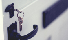 des clés sur une porte (Crédits: Unsplash - Jaye Haych)