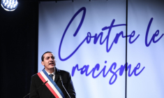 Le maire de Trappes, Ali Rabeh, lors d’un rassemblement organisé pour dénoncer le racisme et rendre hommage aux victimes de l’agression raciste survenue dans les Yvelines, à Trappes, le 30 octobre 2026. ( AFP / SIMON WOHLFAHRT )