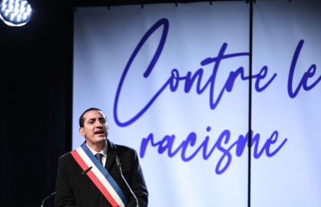 Le maire de Trappes, Ali Rabeh, lors d’un rassemblement organisé pour dénoncer le racisme et rendre hommage aux victimes de l’agression raciste survenue dans les Yvelines, à Trappes, le 30 octobre 2026. ( AFP / SIMON WOHLFAHRT )