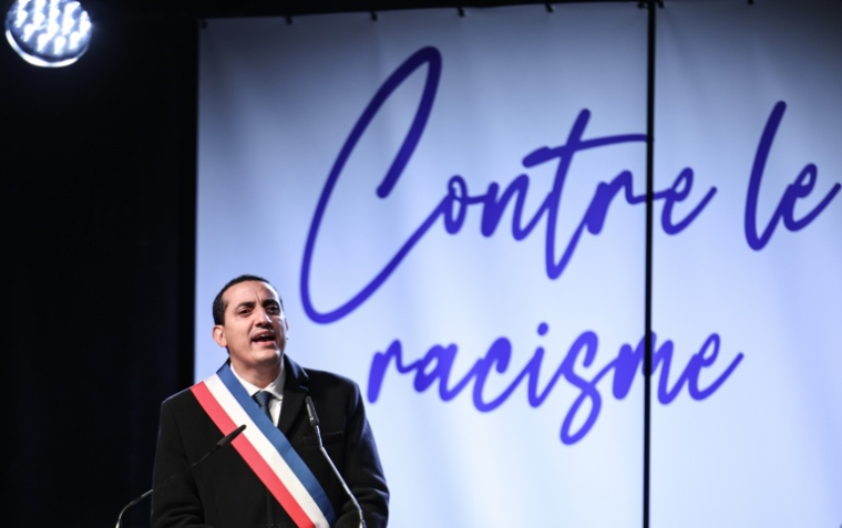 Le maire de Trappes, Ali Rabeh, lors d’un rassemblement organisé pour dénoncer le racisme et rendre hommage aux victimes de l’agression raciste survenue dans les Yvelines, à Trappes, le 30 octobre 2026. ( AFP / SIMON WOHLFAHRT )