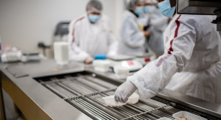 Le titre du spécialiste de la restauration collective recule de 56% sur un an. (© M. Bureau / AFP)