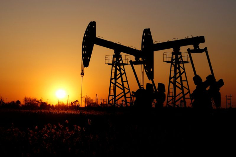 Photo des pompes à pétrole visibles dans le champ pétrolifère en Chine