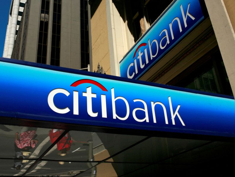 Photo d'archives des gens qui marchent sous le logo Citibank dans le quartier financier de San Francisco