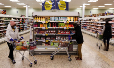 Des gens font leurs courses dans un supermarché à Londres, en Grande-Bretagne