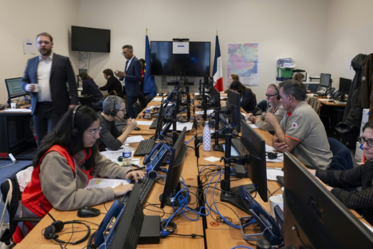 Des volontaires de la Croix rouge et des agents du ministère des Affaires étrangères au centre de crise et de soutien (CDCS) du ministère des Affaires étrangères au quai d'Orsay à Paris le 11 mars 2026 ( AFP / Martin LELIEVRE )