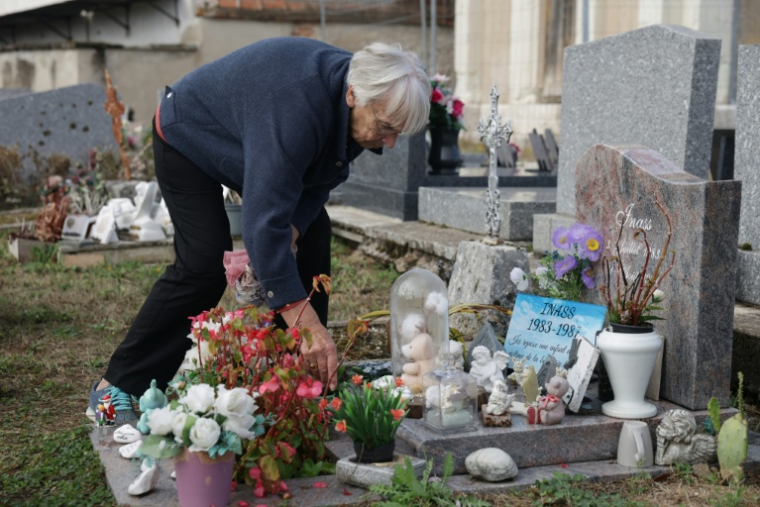 Annick Denis se recueille sur la tombe d’Inass Touloub, la "martyre de l'A10", dans le cimetière de Suèvres, 1er octobre 2026 dans le Loir-et-Cher ( AFP / Alain JOCARD )