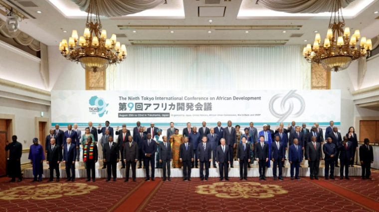Premier ministre japonais Shigeru Ishiba (c), le secrétaire général de l'ONU, Antonio Guterres et les dirigeants des pays africains, lors de la 9e Conférence internationale de Tokyo sur le développement de l'Afrique à Yokohama, au sud de Tokyo, le 20 août 2025 ( POOL / Franck ROBICHON )