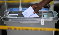 Un électeur vote lors des élections législatives, le 25 mai 2025 à Paramaribo, au Suriname ( AFP / Juan BARRETO )