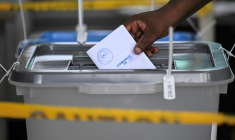 Un électeur vote lors des élections législatives, le 25 mai 2025 à Paramaribo, au Suriname ( AFP / Juan BARRETO )