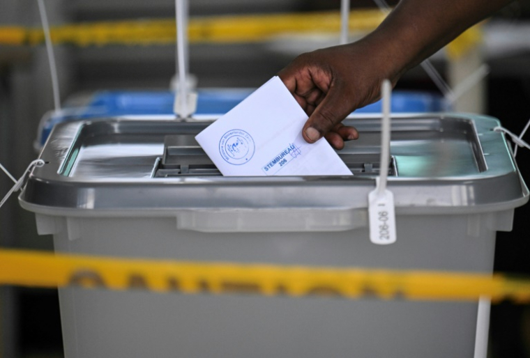 Un électeur vote lors des élections législatives, le 25 mai 2025 à Paramaribo, au Suriname ( AFP / Juan BARRETO )