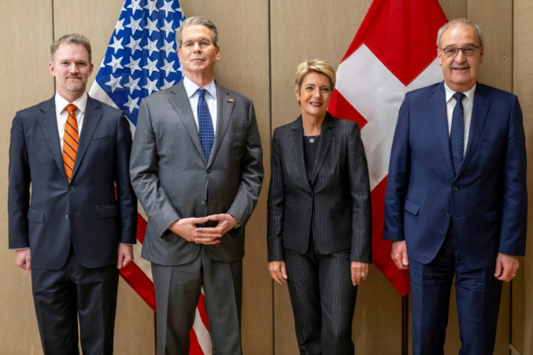 (g-d) Photo diffusée par le Département fédéral des affaires étrangères (DFAE) montrant le représentant américain au commerce Jamieson Greer, le secrétaire américain au Trésor, Scott Bessent, la présidente de la Confédération suisse Karin Keller-Sutter et le ministre suisse de l'économie Guy Parmelin avant une réunion bilatérale à Genève, le 9 mai 2025 ( FDFA / Handout )