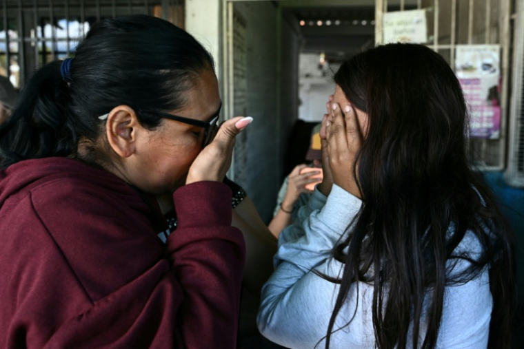 Des proches des prisonniers émues à l'annonce de leur libération devant la prison El Rodeo I à Guatire, dans l'État de Miranda,le 9 janvier 2026 ( AFP / RONALDO SCHEMIDT )