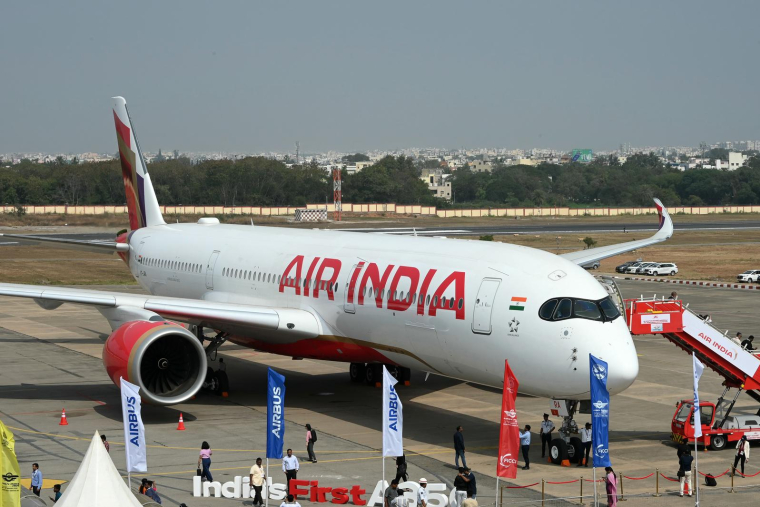 Le premier Airbus A350 de la compagnie aérienne Air India lors de l'exposition "Wings India 2024", à l'aéroport de Begumpet, à Hyderabad, le 18 janvier 2024 ( AFP / NOAH SEELAM )