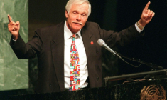 Ted Turner s'exprimant lors d'une rencontre organisée à l'assemblée générale des Nationes Unies, le 29 août 2000 ( AFP / DOUG KANTER )