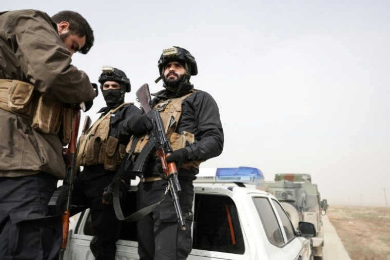 Des membres des forces gouvernementales syriennes attendent sur une route de campagne près de la ville de Hassaké, dans le nord-est de la Syrie, le 2 février 2026 ( AFP / Bakr ALkasem )