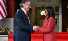 La présidente par intérim du Venezuela, Delcy Rodriguez, serre la main du ministre américain de l'Intérieur, Doug Burgum, après leur rencontre au palais présidentiel de Miraflores, à Caracas, le 4 mars 2026 ( AFP / Federico PARRA )
