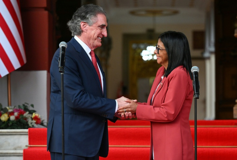 La présidente par intérim du Venezuela, Delcy Rodriguez, serre la main du ministre américain de l'Intérieur, Doug Burgum, après leur rencontre au palais présidentiel de Miraflores, à Caracas, le 4 mars 2026 ( AFP / Federico PARRA )