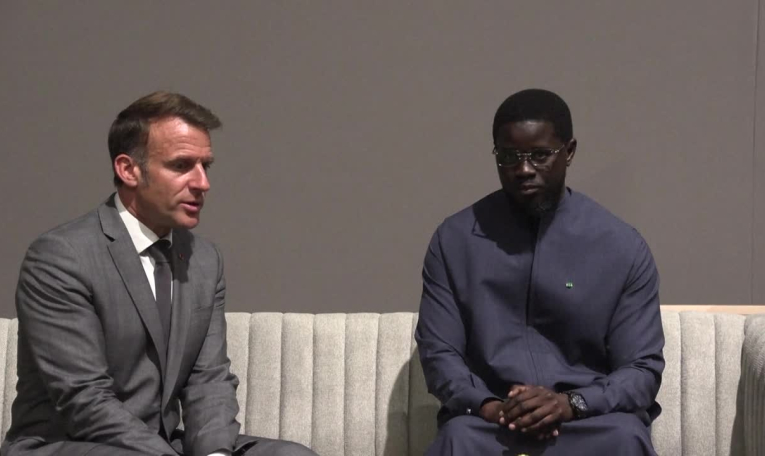 Entretien entre Macron et le président sénégalais Diomaye Faye à une conférence internationale