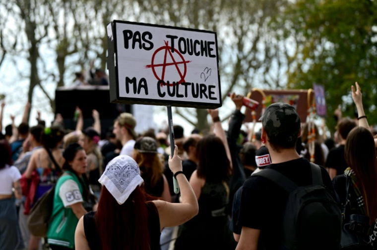 Plusieurs milliers de personnes ont manifesté samedi dans plusieurs villes de France pour défendre les free-parties, dont une proposition de loi veut "renforcer la pénalisation" ( AFP / GABRIEL BOUYS )