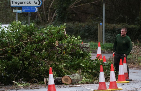 TEMPÊTE EUNICE: 155.000 FOYERS BRITANNIQUES TOUJOURS PRIVÉS D'ÉLECTRICITÉ