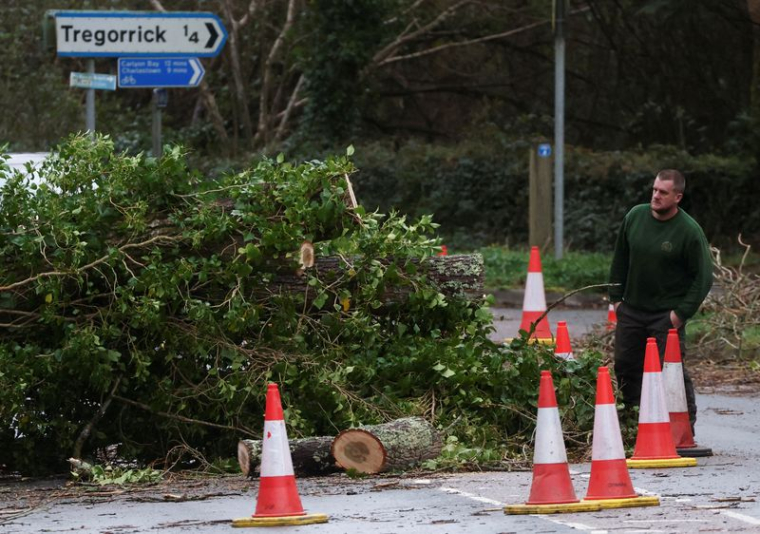 TEMPÊTE EUNICE: 155.000 FOYERS BRITANNIQUES TOUJOURS PRIVÉS D'ÉLECTRICITÉ