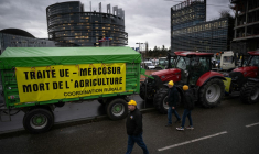 Des agriculteurs manifestant contre le traité de libre-échange entre l'UE et le Mercosur, à Strasbourg, le 19 décembre 2024. ( AFP / SEBASTIEN BOZON )