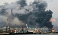 La fumée d'un terminal pétrolier en feu à Saint-Pétersbourg après des attaque de drones ukrainiens, le 18 octobre 2026 en Russie ( AFP / STRINGER )