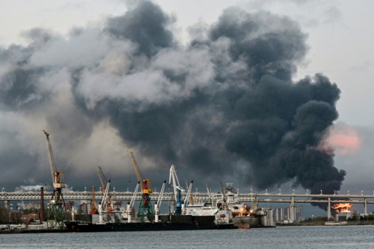La fumée d'un terminal pétrolier en feu à Saint-Pétersbourg après des attaque de drones ukrainiens, le 18 octobre 2026 en Russie ( AFP / STRINGER )
