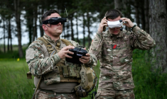 Des militaires se préparent à piloter un drone FPV lors du premier "challenge international" de drones militaires à Semoutiers-Montsaon, le 20 mai 2026 en Haute-Marne ( AFP / ARNAUD FINISTRE )