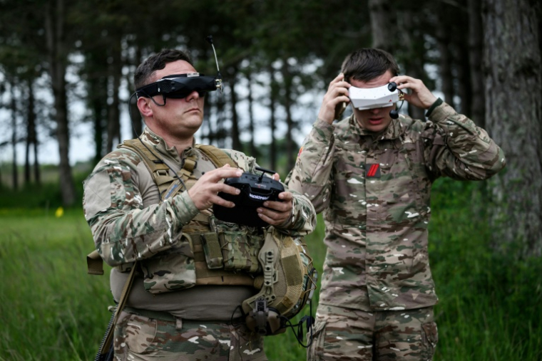 Des militaires se préparent à piloter un drone FPV lors du premier "challenge international" de drones militaires à Semoutiers-Montsaon, le 20 mai 2026 en Haute-Marne ( AFP / ARNAUD FINISTRE )