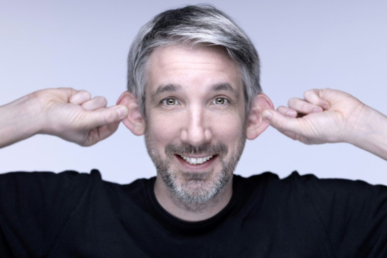 L'humoriste Guillaume Meurice pose lors d'une séance photo, à Paris, le 13 mars 2024 ( AFP / JOEL SAGET )