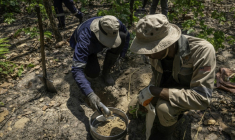 Des employés de KoBold Metals analysent des échantillons de sol lors de l'exploration de lithium à Manono, dans le sud-est de la RDC, le 9 septembre 2026 ( AFP / GLODY MURHABAZI )
