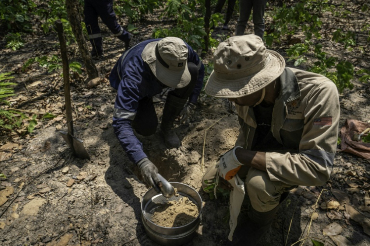 Des employés de KoBold Metals analysent des échantillons de sol lors de l'exploration de lithium à Manono, dans le sud-est de la RDC, le 9 septembre 2026 ( AFP / GLODY MURHABAZI )