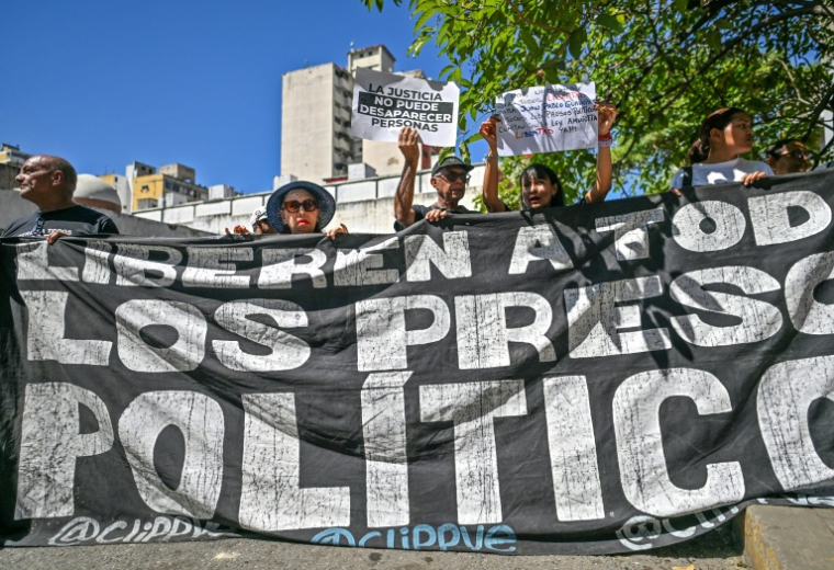 Des proches de prisonniers politiques manifestent devant le tribunal de Caracas exigeant leur libération, le 5 février 2026  ( AFP / Juan BARRETO )