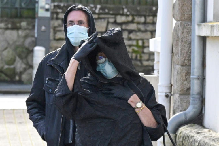 L'ex-femme de Joël Le Scouarnec, Marie-France Le Scouarnec, arrive au tribunal de Vannes (Morbihan) le 25 février 2025 ( AFP / Damien MEYER )