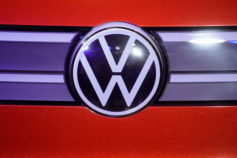 VOLKSWAGEN RÉDUIT SES PRÉVISIONS À MOYEN TERME, LE TITRE BAISSE