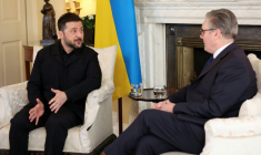 Le président ukrainien Volodymyr Zelensky, à gauche, s'entretient avec le Premier ministre britannique Keir Starmer lors d'une réunion au 10 Downing Street, dans le centre de Londres, le 17 mars 2026 ( POOL / Suzanne Plunkett )