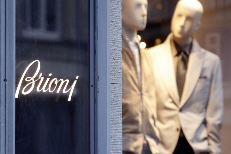 Le logo de l'entreprise est photographié devant un magasin Brioni à Zurich