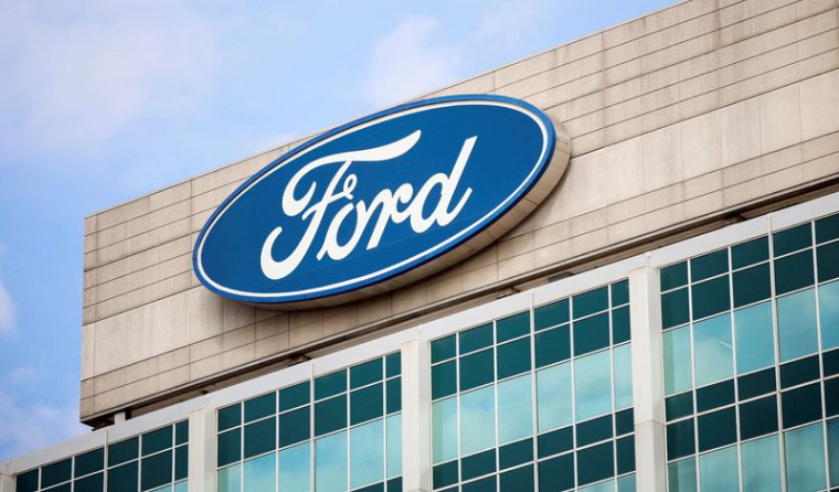 Un logo Ford est visible sur le siège mondial de Ford Motor à Dearborn, Michigan