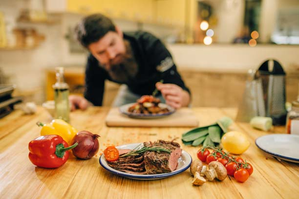 Vol en hélicoptère, dîner sur les toits de Paris, massage à domicile… 7 idées pour une Saint-Valentin originale