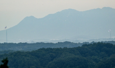 Les drapeaux de la Corée du Nord (à gauche) et de la Corée du Sud dans la zone démilitarisée (DMZ) le 12 septembre 2026 ( AFP / Lillian SUWANRUMPHA )
