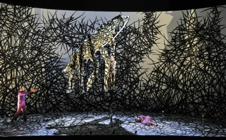 Scène d'une adaptation lyrique de "La métamorphose" de Franz Kafka par le compositeur Michaël Levinas, mise en scène par Valère Novarina, à l'Opéra de Lille, le 3 mars 2011 ( AFP / PHILIPPE HUGUEN )