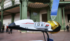 Une maquette de l'avion spatial franco-allemand Vortex présentée au sommet spatial international à Paris, le 9 septembre 2026 ( POOL / Ludovic MARIN )