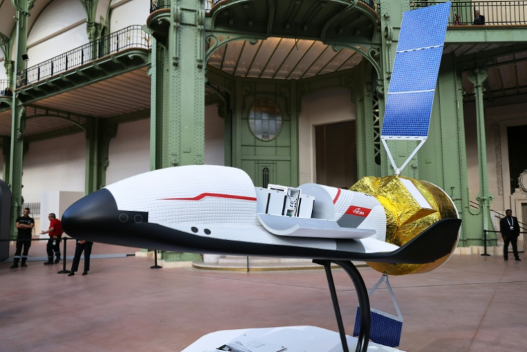 Une maquette de l'avion spatial franco-allemand Vortex présentée au sommet spatial international à Paris, le 9 septembre 2026 ( POOL / Ludovic MARIN )