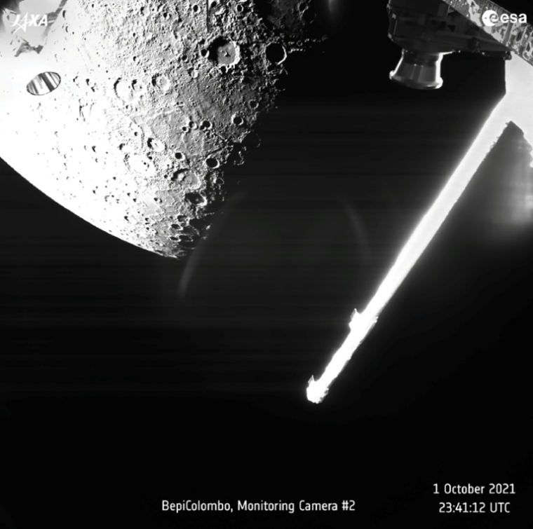 Photo diffusée par l'Agence spatiale européenne (Esa), le 2 octobre 2021, montrant une vue de Mercure capturée le 1er octobre 2021 par la mission conjointe euro-japonaise BepiColombo alors que le vaisseau spatial survole la planète pour une manœuvre d'assistance gravitationnelle ( Agence spatiale européenne / - )