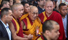 Arrivée du Dalai Lama (C)avant des prières au temple tibétain de McLeod Ganj, en Inde, le 6 juillet 2025, à l'occasion de son 90e anniversaire ( AFP / Sanjay BAID )