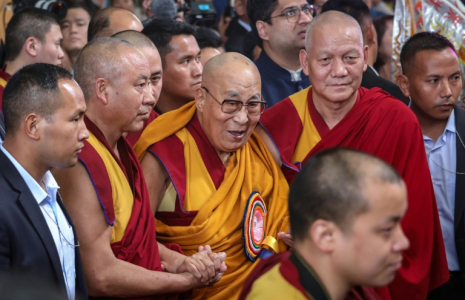 Arrivée du Dalai Lama (C)avant des prières au temple tibétain de McLeod Ganj, en Inde, le 6 juillet 2025, à l'occasion de son 90e anniversaire ( AFP / Sanjay BAID )