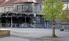 Des véhicules incendiés sous le préau du collège François Rabelais à Metz, le 3 octobre 2026  ( AFP / Jean-Christophe VERHAEGEN )