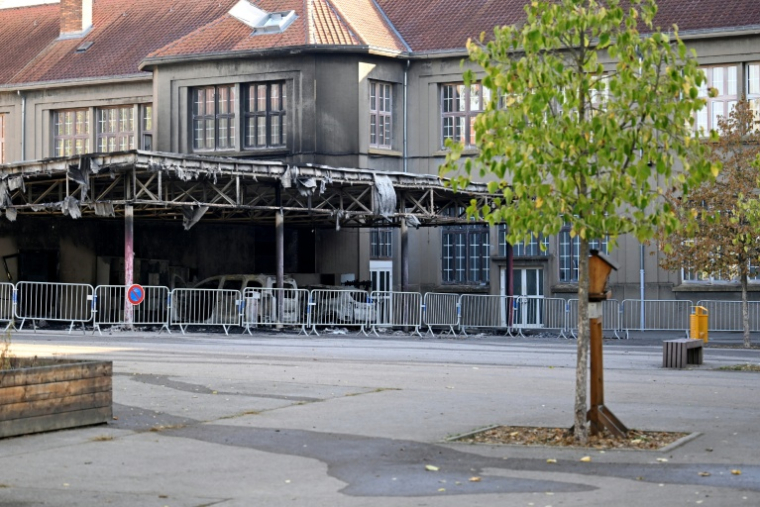 Des véhicules incendiés sous le préau du collège François Rabelais à Metz, le 3 octobre 2026  ( AFP / Jean-Christophe VERHAEGEN )