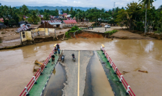 Vue aérienne d'un pont endommagé par des crues soudaines sur une route reliant Aceh et le nord de Sumatra à Meureudu, dans le district de Pidie Jaya, le 28 novembre 2025 en Indonésie ( AFP/Chaideer MAHYUDDIN / CHAIDEER MAHYUDDIN )